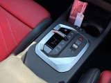 iDriveコントローラーはナビ等のディスプレイ操作を行うものです。最先端の人間工学に基づいて設計されたコントローラーは、扱い方もごくシンプルなためすぐにその使い方を理解して直感的に操作することができます。