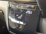 【オートエアコン】一度お好みの温度に設定すれば、車内の温度を検知し風量や温度を自動で調整。暑い&hellip;寒い&hellip;と何度もスイッチ操作をする必要はありません。快適な車内空間には必須の機能ですね♪
