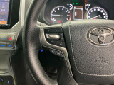 運転中、オーディオの操作をしてて、ハッとしたことはありませんか?ステアリングスイッチは、運転中でもハンドルでオーディオの操作が可能です。安全なドライブをサポートします。
