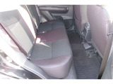 後席の写真です。広い車内でゆとりのある足元空間。ドライブや買い物をご家族、大切な人とお楽しみください♪