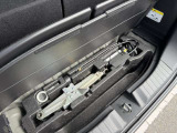 荷台下に工具類が収納されています。