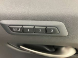 運転席のシートポジションを3パターン記憶できます。他の誰かが運転した後でも、自分のベストポジションを直ぐに用意できます。