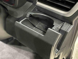 回転式カップホルダー(運転席・助手席)は角型パック,ペットボトルなどの丸型に対応。閉じればスマートフォン立てにも使用できます。