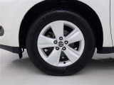 純正アルミホイールが車の雰囲気を引き立てますね!