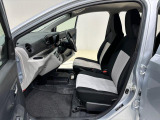 ヒップポイント低めに設定し圧迫感の無い頭上空間を実現。大人がゆったり乗れる足もと広々フロント分割シ-ト