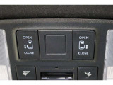 両側電動スライドドアはドアの直接操作以外にも運転席からのスイッチ操作やリモコン操作でも開閉が可能!狭い駐車場などでもドアの開閉が楽々・安心ですね!