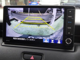 後退時に車両の後ろ側をモニター画面に表示します。車庫入れなどでバックする際に後方確認ができて便利です。車庫入れが苦手な人もこれで安心。