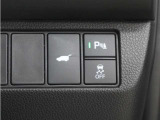 従来のハンズフリーアクセスパワーテールゲート※に、新たに「予約クローズ」機能を採用。クルマから離れるとテールゲートが自動で閉まります。