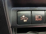 車両が前方の障害物や車両を感知するためにカメラやレーダーを利用し、衝突の危険がある場合にはドライバーに警告を出したり、自動的にブレーキを作動させる機能を備えています