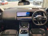 BMWカーブド・ディスプレイが中心の次世代コックピット。スイッチ類を減らし、直感的な操作とクリーンなデザインを実現しています。