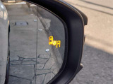 隣車線を走る車両をレーダーで検知し、ドアミラーでは確認しにくい後側方エリアに存在する車両に加え、急接近してくる車両も検知します。車両を検知するとドアミラーに搭載されたLEDインジケーターが点灯します。