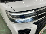 白く明るい光で夜間走行をサポートするLEDヘッドランプを搭載