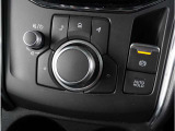 マツダコネクトを手元で操作するコマンダーコントロールはスイッチ類も大きく操作しやすく作られています。