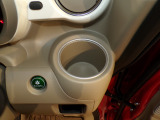 運転席の届きやすいところにドリンクホルダーがついています。視線をそらすことなく手に取れるので運転に集中できて安心ですね。