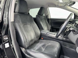高いホールド性で運転姿勢が安定します。長距離ドライブでも疲れにくいのが魅力です。快適なドライビングライフをお送りください♪