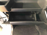 よく使うものが手を伸ばせばすぐ届く、機能面で充実した収納。