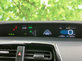 速度、燃料、走行距離など、運転に必要な情報をひと目で確認できます。視認性の高いデザインで、安全運転をサポートします。