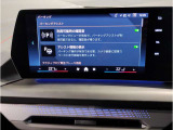 【ⅰドライブナビゲーション】文字情報も鮮明に表示する高解像度カラーディスプレイを採用。視認性に優れた地図デザインと特徴的な建造物を目印にした描写表示で現在位置を把握できます。地図データの更新も可能です