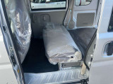 後部座席も十分な広さがあります!シートを倒せば荷物もさらに沢山積めますね♪