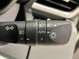 周りの明るさに応じて点灯するオートライト。ワンタッチターンシグナル機能付き方向指示器になっています。レバーはターン位置で固定されず、手を離すと元の位置に戻ります。