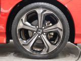純正のアルミホイールが足元を飾ります!タイヤサイズは225/45R18 になります。