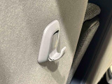 運転席&助手席の背面についたユーティリティフックには荷物がサッと掛けられます。