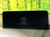 【10.25インチマツダコネクト】車内の雰囲気にマッチした大型ディスプレイ。スマホ接続でのナビ使用やBluetooth再生等、様々な機能が楽しめます。直感的なダイヤル操作が可能で、使い勝手も良好です。
