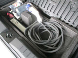 ■充電ケーブルも付属しておりますので、ご自宅の200V普通充電器で充電することができます。