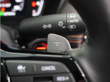 ◆減速セレクター◆ステアリングホイールの左右に取り付けられた2つのパドルスイッチで減速の強さを調整。 左側の「-」を操作すると減速を強く、右側の「+」を操作すると減速を弱くすることができます。