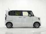 ◆路外逸脱抑制機能◆システムが車線(実線、破線)を検知し、ディスプレー表示とステアリング振動の警告で注意を促すとともに、車線内へ戻るようにステアリング操作を支援します。