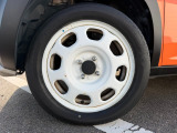 専用のホイールキャップです。タイヤサイズは、165/60R15です。