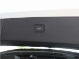 テールゲートには、スイッチ一つで開閉可能な電動開閉機能を採用。ディスプレイから、またはテールゲートにあるボタンを使用して開閉します。