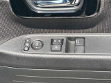 運転席側ドアの、インナードアハンドルとウィンドウなどの操作スイッチ類です。