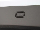 テールゲートには、スイッチ一つで開閉可能な電動開閉機能を採用。ディスプレイから、またはテールゲートにあるボタンを使用して開閉します。