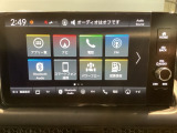 HondaCONNECT対応の便利なナビディスプレー。お持ちのスマートフォンと連携して、ナビやBluetoothでの音楽再生が可能です。デザインはもちろん、操作性も良好です。