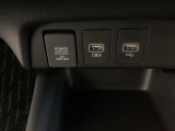 アクセサリーソケットはUSBのアダプターなどをつければ、スマホの充電にも使えます。横にはナビゲーション用の外部入力やスマートフォンなどの充電可能なUSB端子が1個づつついています。