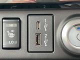USB Type-A・Type-Cがセンターコンソール部分にございます。充電の心配も減りますね!