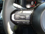 ハンドルにはオーディオの操作スイッチが搭載されています。運転中も目線を逸らさずに操作できるため、運転に集中することができて安全なのです♪