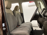 広い足元に肘掛けもついたゆったり座れるシートです。運転席と助手席の間が空いているため、助手席側への移動がスムーズです。交通量の多い道でも、助手席側から乗り降りができます。