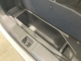 荷室には便利な床下収納もあります。