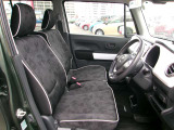 ブラックが基調のスタイリッシュな車内です♪
