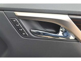 シートボジションメモリーが搭載されており、運転者によってシートやミラーの角度等を登録する事ができます。