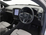 インストルメントパネルは僅かに運転席側へと傾けられているほか、余計なスイッチ類を可能な限り排し、運転に集中しやすい環境を造り出しています。