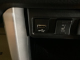 USBチャージャー搭載。スマートフォンやタブレット端末などの充電にとても便利です。