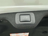 電動式バックドアです。 荷物を持ったままでもボタン一つで自動的に開け閉めできるので便利ですよ。 挟み込み防止機能も付いていますのでお子様の手や荷物を挟み込むのを防いでくれますよ。
