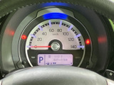 視認性の高いメーターデザイン。速度や燃料残量などを一目で確認でき、運転中の情報把握をサポートします。