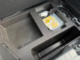 荷室下には、工具やパンク修理キットが収納されています。