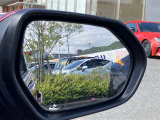 隣車線を走る車両をレーダーで検知し、ドアミラーでは確認しにくい後側方エリアに存在する車両に加え、急接近してくる車両も検知します。車両を検知するとドアミラーに搭載されたLEDインジケーターが点灯します。