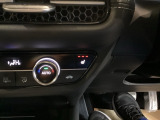 運転席/助手席シートヒーターで寒い日もすぐに温かくなり快適に過ごせます。3段階の温度調整が可能です。