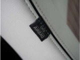 【サイドエアバッグ】側面からの衝突時、サイド・エアバッグが一瞬で展開し、胸部と臀部を保護します。サイド・エアバッグはフロントシートの外側側面に取付けられております。